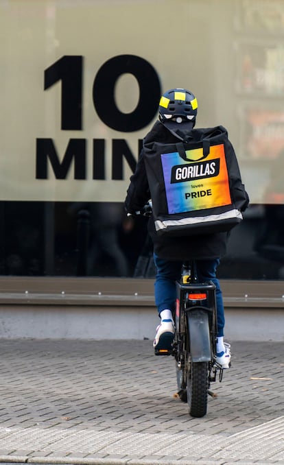 Un mensajero en bicicleta del servicio de entrega Gorilas, una 'app' de entrega ultrarrápida de comestibles.