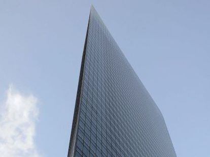 El rascacielos de la compañía Dentsu Corp. en la sección de Shiodome de la ciudad de Tokio, Japón.