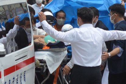 Shinzo Abe era trasladado en ambulancia tras el atentado del viernes. El ex primer ministro fue trasladado de inmediato en ambulancia y helicóptero al hospital, donde los médicos lucharon sin éxito por salvarle la vida.