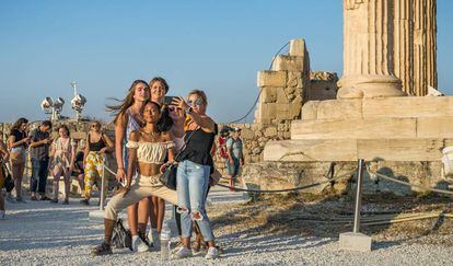 Turistas en el Partenón.