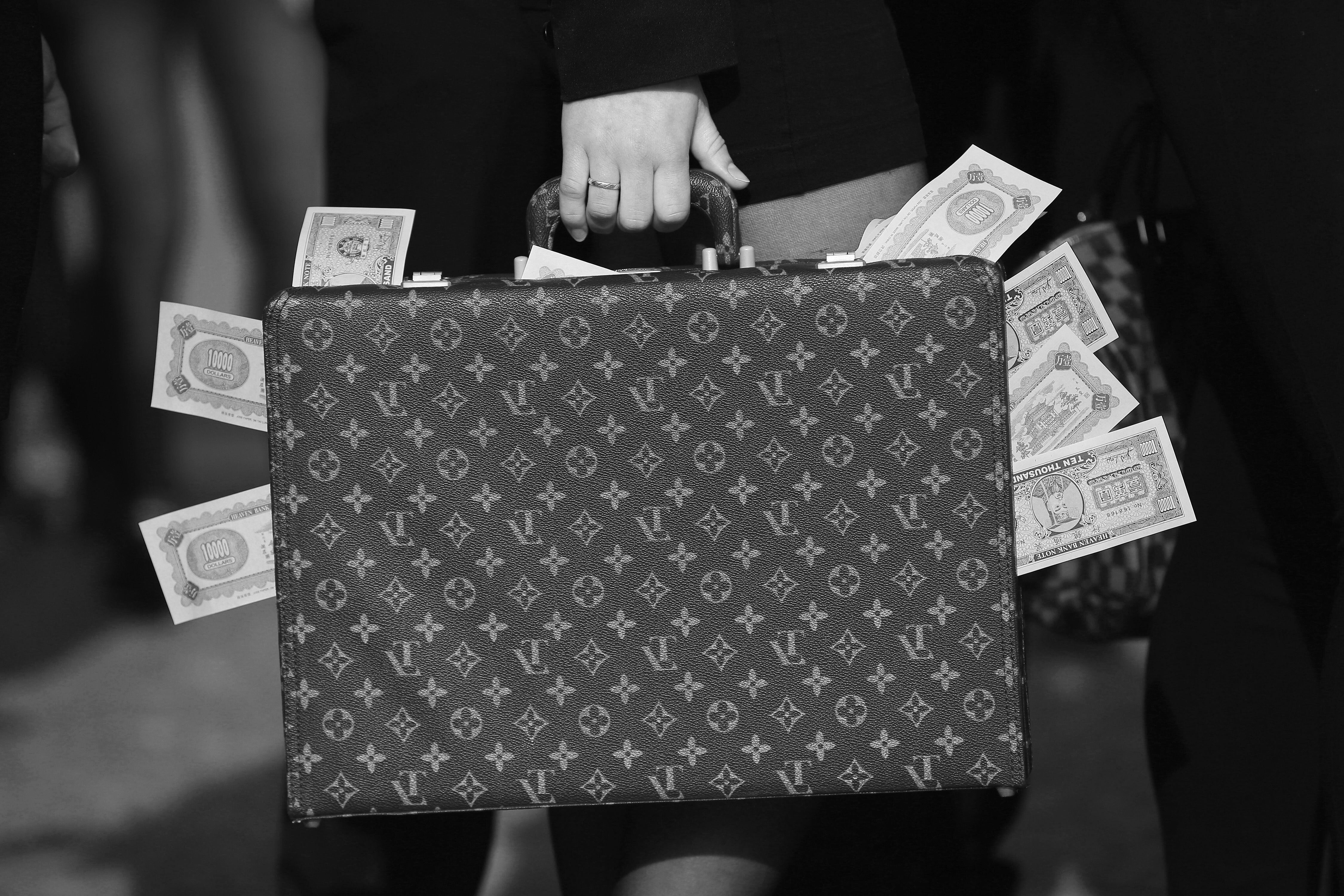 Un activista berlinés lleva una maleta llena de dinero falso para exigir mayor transparencia tras los Papeles de Panamá en abril de 2016.