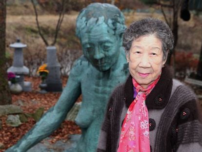 Il-chul frente a la obra “Mujer de la tierra”, del artista Ok-Sang Im, concebida para recordar los crímenes contra las mujeres de confort.