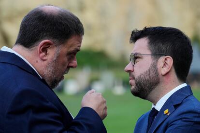 El presidente de la Generalitat, Pere Aragonès (der.), conversa con el líder de ERC, Oriol Junqueras (izq), el pasado sábado en un acto en Barcelona.