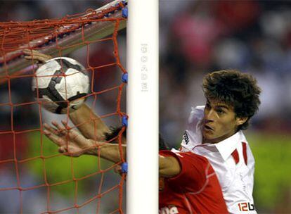 Perotti marca el segundo gol del Sevilla.