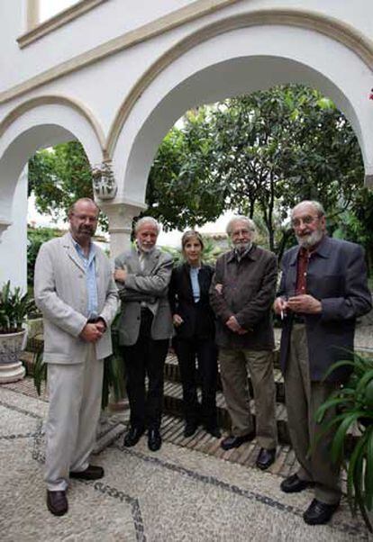 De izquierda a derecha, Eduardo Chirinos, Eduardo Milán, María Negroni, Tomás Segovia y Ángel González, en Córdoba.