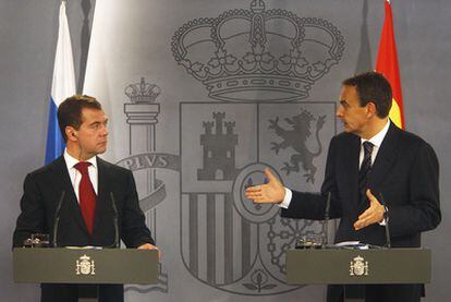 El presidente José Luis Rodríguez Zapatero (a la derecha), junto al mandatario ruso Dmitri Medvédev, el 3 de marzo de 2009.