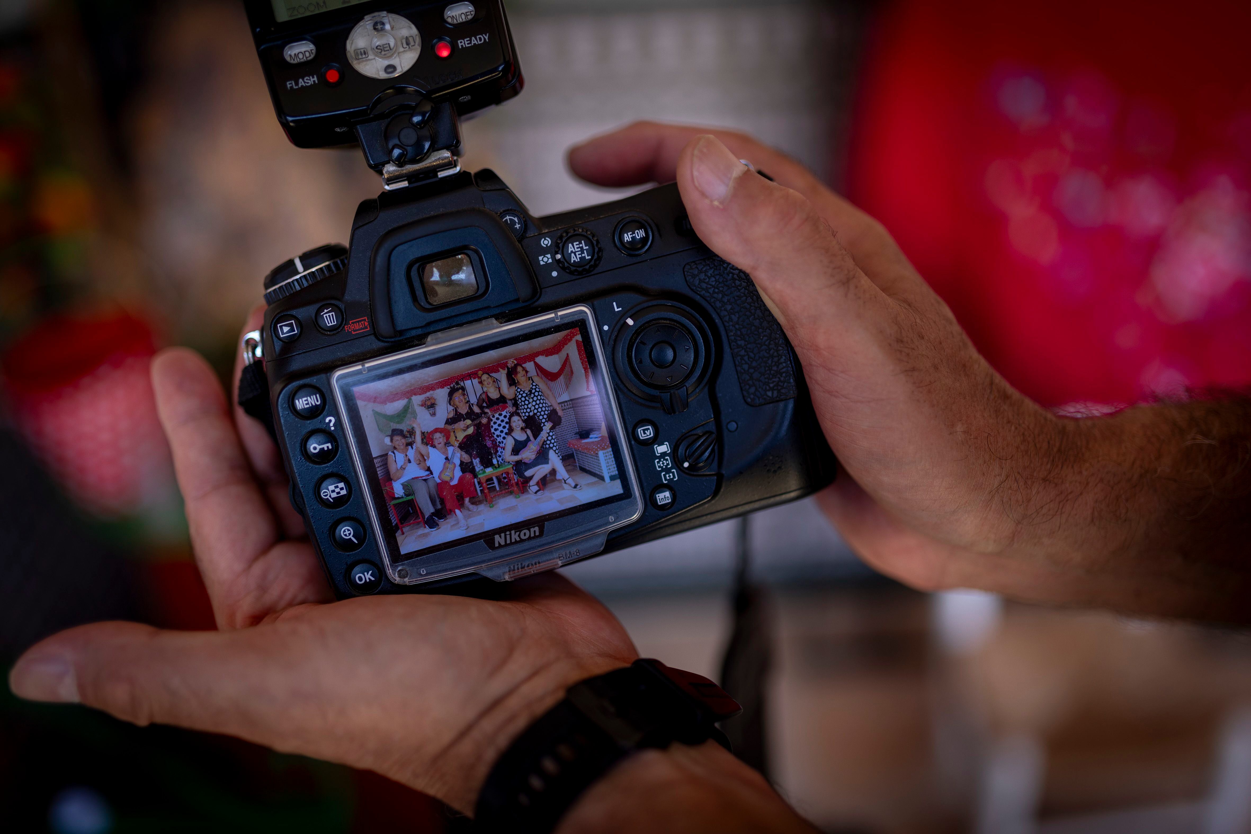 Estudio de fotografía Conde, un oasis de papel en el imperio digital de la Feria de Abril