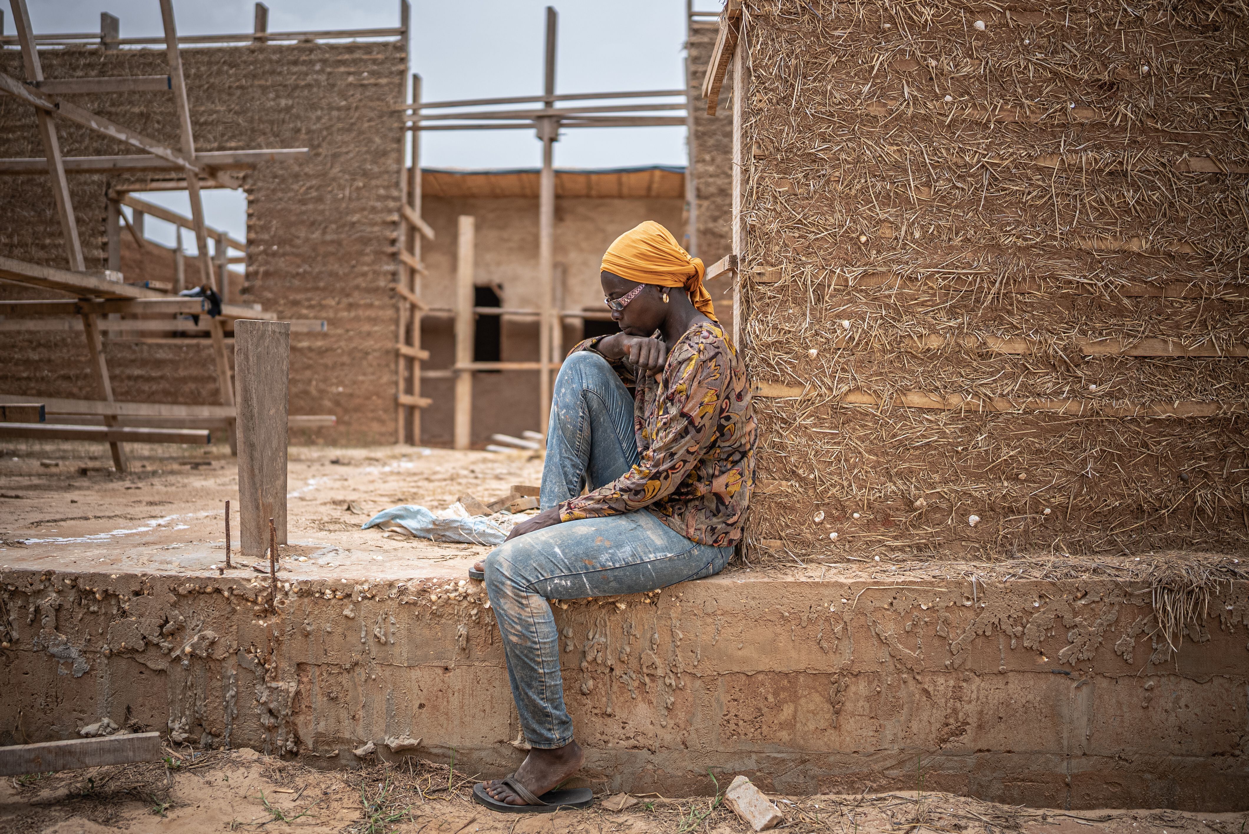 Coumba Ndiaye nunca imaginó que trabajaría en la construcción, un oficio tradicionalmente desarrollado por hombres, y menos que sería la jefa con 45 mujeres a su cargo. Pulsa en la imagen para ver la fotogalería completa.