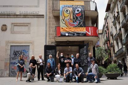 Restauradors, Javier Mariscal i Mikel Urmeneta amb el cartell al Born. 