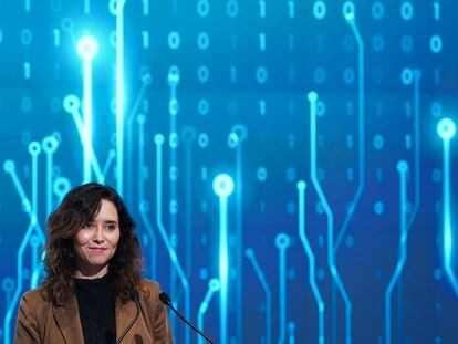 La presidenta de la Comunidad de Madrid, Isabel Díaz Ayuso, durante la presentación del clúster de Inteligencia Artificial en la Universidad Carlos III de Madrid en Leganés, este viernes. EFE/ CAM