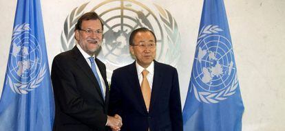 El presidente del Gobierno en funciones, Mariano Rajoy, saluda al secretario general de la ONU, Ban Ki-moon, en el pasado mes de octubre, en la sede de la organizaci&oacute;n internacional. 