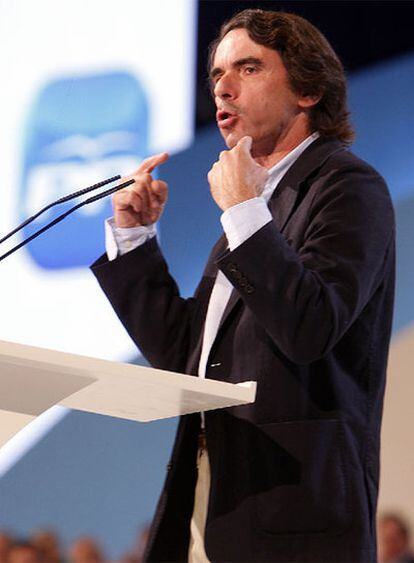 Aznar se dirige a los congresistas.