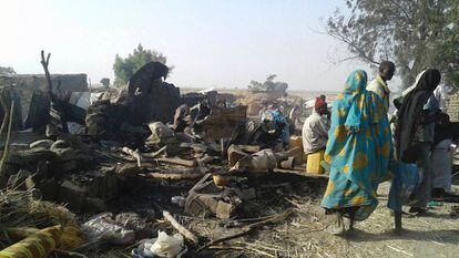 Desplazados del campo de Rann (Nigeria), junto a tiendas destruidas por el ataque del Ejército, este martes.