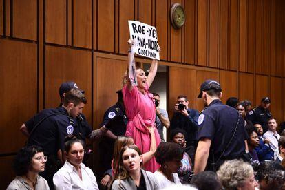 Una mujer protesta contra la nominación de Kavanaugh al Supremo de EE UU.