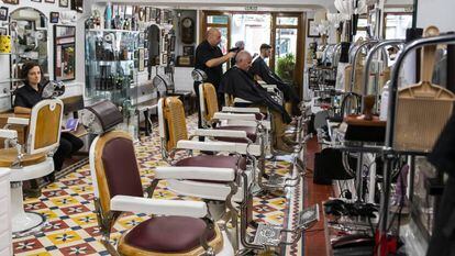 Interior de la barbería El Kinze de Cuchilleros, en Madrid.