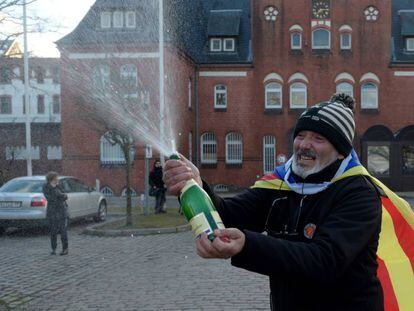 Un hombre con estelada celebra frente la cárcel de Neumünster la decisión del tribunal alemán.