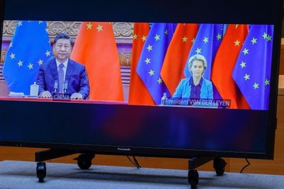 El presidente chino, Xi Jinping, y la presidente de la Comisión Europea, Ursula von der Leyen, este viernes durante la cumbre virtual UE-China del pasado abril.
