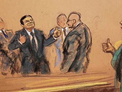 Un retrato de El Chapo saludando a Emma Coronel durante el juicio.