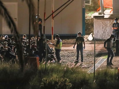 Migrantes a la espera de ser instalados en el campamento instalado en el antiguo polvorín de Barranco Seco (Las Palmas de Gran Canaria).