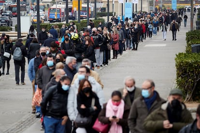 Decenas de personas esperan para vacunarse contra la covid en el centro instalado en el recinto ferial de Barcelona, el 23 de diciembre.