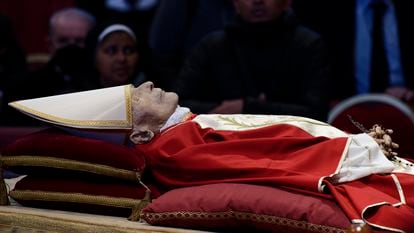 El cuerpo de Benedicto XVI en la basílica de San Pedro, el pasado 4 de enero, en Ciudad del Vaticano.