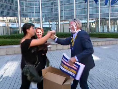 Vídeo | Dos activistas climáticas tiran una tarta de nata a la cara del consejero delegado de Ryanair