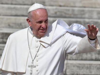El papa Francisco, ayer, saluda a los feligreses durante la audiencia general de los mi&eacute;rcoles en la Plaza de San Pedro del Vaticano