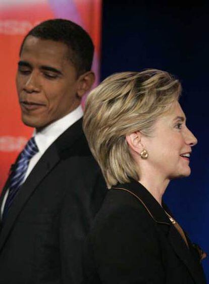 Hillary Clinton y Barack Obama, durante un descanso del debate en la Universidad de Drexel (California).
