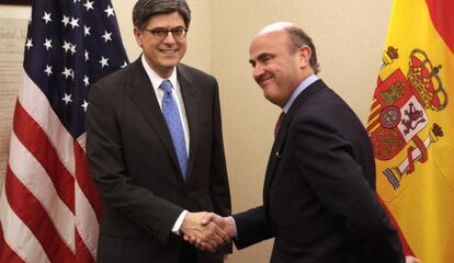 Luis de Guindos saluda al secretario del Tesoro de EEUU, Jack Lew