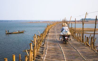 Puente de bambú sobre el río Mekong, en Kompong Cham, en Camboya.