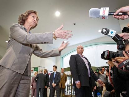 La reina Sofía saluda a los periodistas en el hospital Clínic de Barcelona.