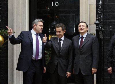 De izquierda a derecha, Gordon Brown, Nicolas Sarkozy y José Manuel Durão Barroso, tras la reunión que mantuvieron ayer en Londres.