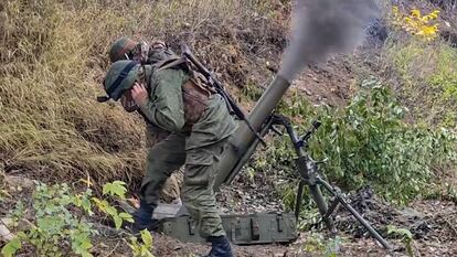 Soldados prorrusos de las milicias de Donetsk, en un lugar sin identificar de Ucrania, en una imagen distribuida por el Ministerio de Defensa ruso, este lunes.