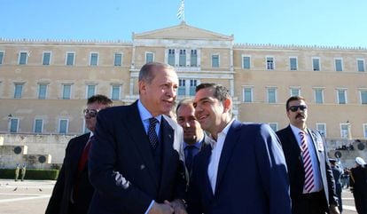 El primer ministro griego, Alexis Tsipras (d), y el presidente turco, Tayyip Erdogan (i), este jueves 7 de diciembre de 2017 en Atenas.
