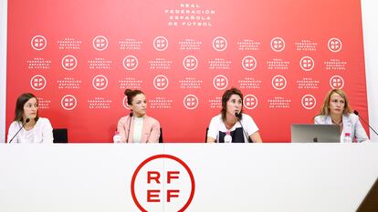 De izquierda a derecha: Guadalupe Porras, Marta Huertas, Marta Frías y Yolanda Parras este lunes en la Ciudad del Fútbol de Las Rozas.