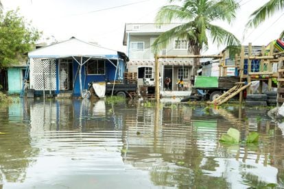Las costas del Pacífico de Nicaragua, Honduras y El Salvador estuvieron bajo alerta de tormenta tropical y la de Guatemala bajo vigilancia.