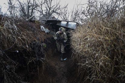 Un soldado ucranio, en una trinchera cerca de las posiciones prorrusas, el pasado diciembre en Avdiivka (Ucrania).