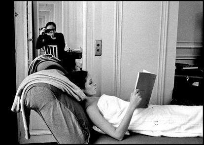 Juego de espejos junto a Geraldine Chaplin, su pareja de entonces, en un hotel de Suiza en 1974. 