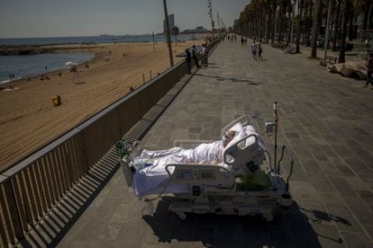 Un paciente de coronavirus mira el mar Mediterráneo desde el paseo frente al Hospital del Mar de Barcelona, el 4 de septiembre de 2020.