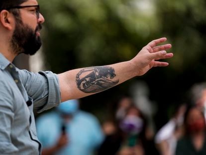 El tatuaje de Gabriel Boric durante la presentación de su campaña en Santiago de Chile, en noviembre de 2021.