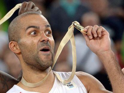 Parker, con la medalla de oro en el podio.