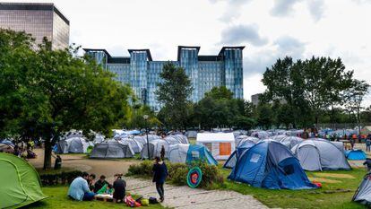 Campamento de refugiados en el parque Maximiliano de Bruselas. 