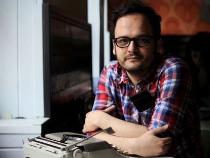El escritor colombiano Juan C&aacute;rdenas en un caf&eacute; de Madrid en 2013.