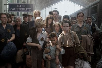 Un fotograma de <i>La rafle, </i><b>de Roselyne Bosch, en el que se recrea la deportación de judíos a través de la estación de Austerlitz, en París.</b>