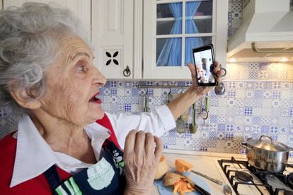 Valentina Kuleshova, de 85 años, es una famosa bloguera del sur de Rusia. Cuelga en Instagram fotos de sus recetas y cuenta historias de la Segunda Gerra Mundial. En la imagen, se toma una selfi en su cocina.