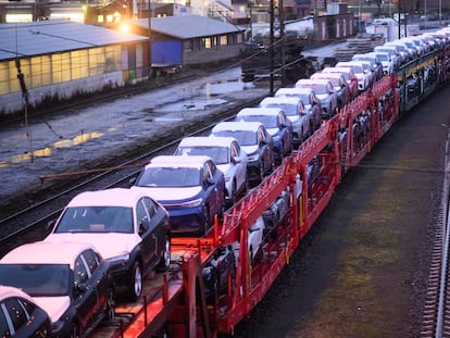 Coches nuevos de Volkswagen en un tren, en la estación de Seelze (Hanover, Alemania).