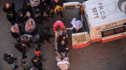 Sanitarios de la Media Luna Roja palestina sacan de una ambulancia a un herido en un bombardeo israelí para ingresarlo en el Hospital Nasser en Jan Yunis, en Gaza.