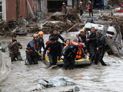 Los equipos de rescate durante las labores de evacuación en la ciudad turca de Bozkurt, en la provincia de Kastamonu.