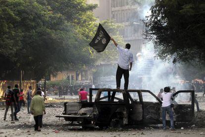 Manifestantes egipcios se enfrentan contra la polic&iacute;a antidisturbios durante una protesta cerca de la embajada de Estados Unidos en El Cairo.