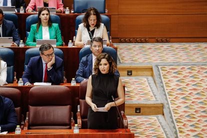 La presidenta regional, Isabel Díaz Ayuso, interviene durante la sesión plenaria en la Asamblea de Madrid, este jueves.